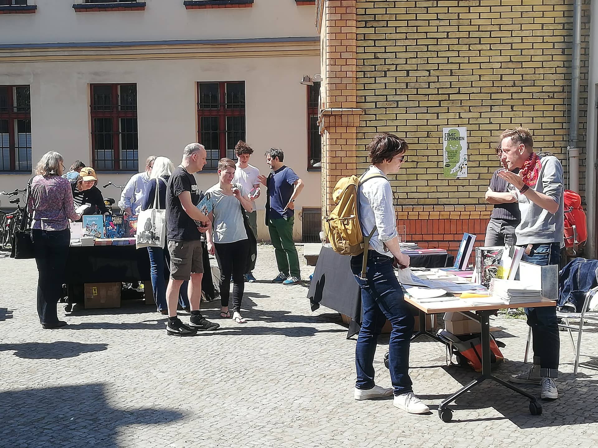 Messestände auf dem Innenhof der Bibliothek am Luisenbad